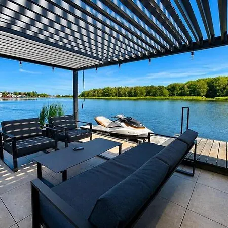 Comfortable House On The Water With A Jacuzzi Ботель *