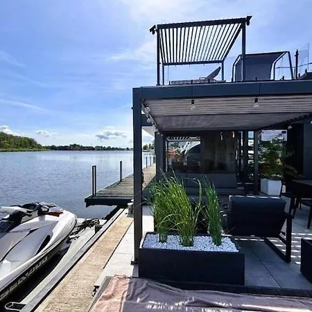 Comfortable House On The Water With A Jacuzzi Hotel na wodzie Dziwnów