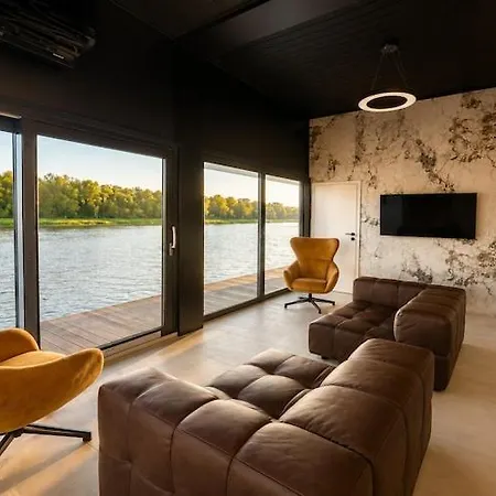Comfortable House On The Water With A Jacuzzi *