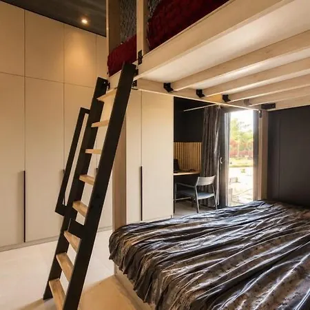 Comfortable House On The Water With A Jacuzzi Hotel na wodzie