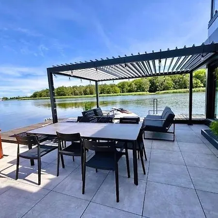 Comfortable House On The Water With A Jacuzzi Дзивнув