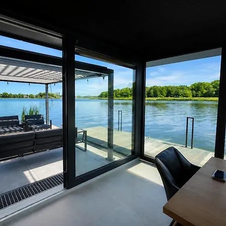 Comfortable House On The Water With A Jacuzzi Ботель