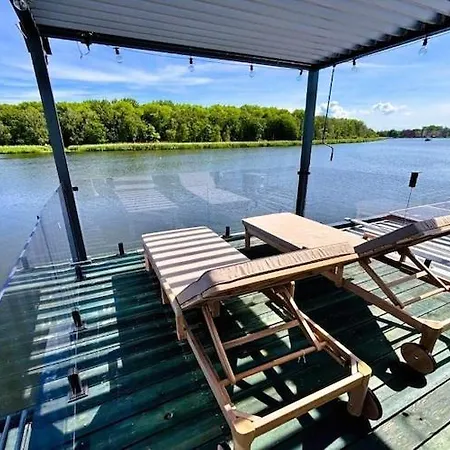 Comfortable House On The Water With A Jacuzzi Дзивнув