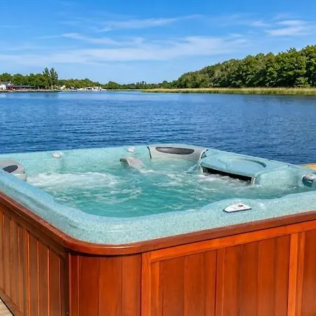 Comfortable House On The Water With A Jacuzzi Ботель Дзивнув