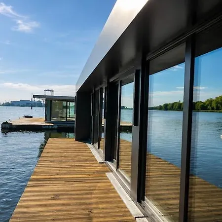Hotel na wodzie Comfortable House On The Water With A Jacuzzi *